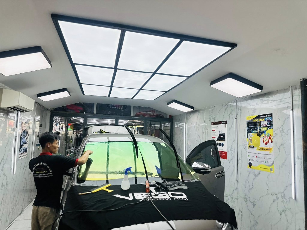 Dán phim cách nhiệt chống nóng 80% cho xe Hyundai Santafe. LH 0965.789.779 để được tư vấn dán phim cách nhiệt giá tốt nhất Dán phim cách nhiệt tại thủ đức