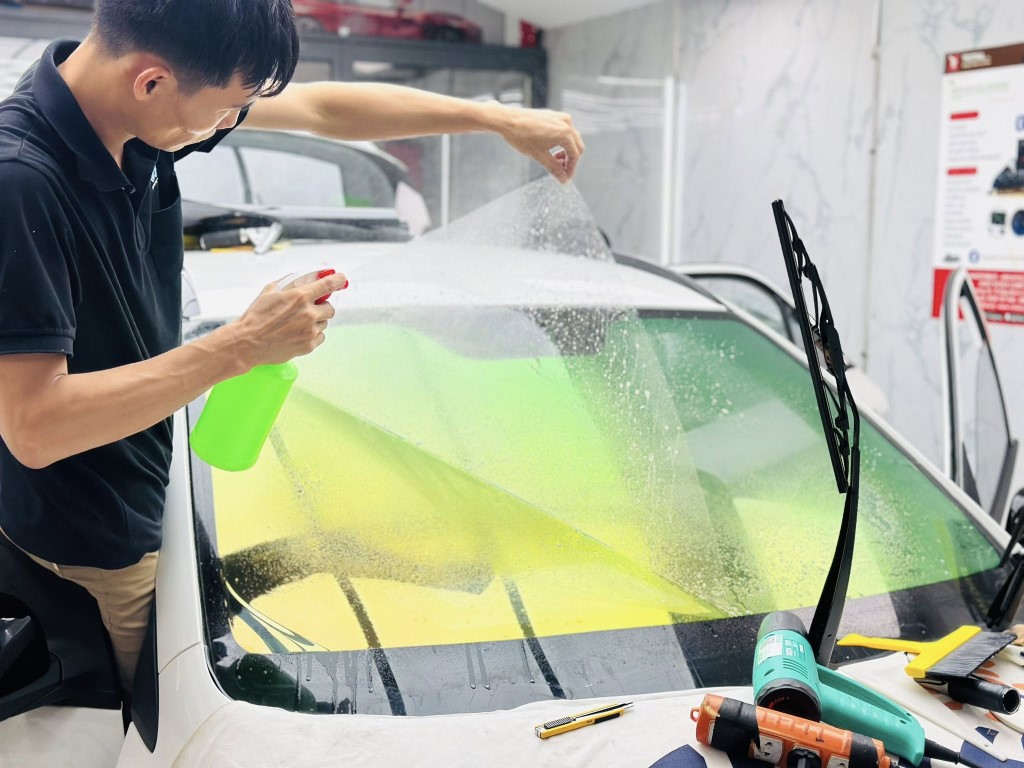 Dán phim cách nhiệt chống nóng 90% cho xe Hyundai Santafe. LH 0965.789.779 để được tư vấn dán phim cách nhiệt giá tốt nhất Dán phim cách nhiệt chống nóng 90% cho xe hơi tại thủ đức