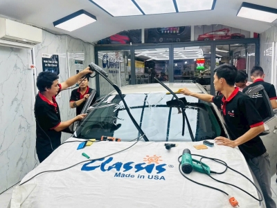 Dán phim cách nhiệt Classis cho xe Toyota Fotuner tại Sài Gòn